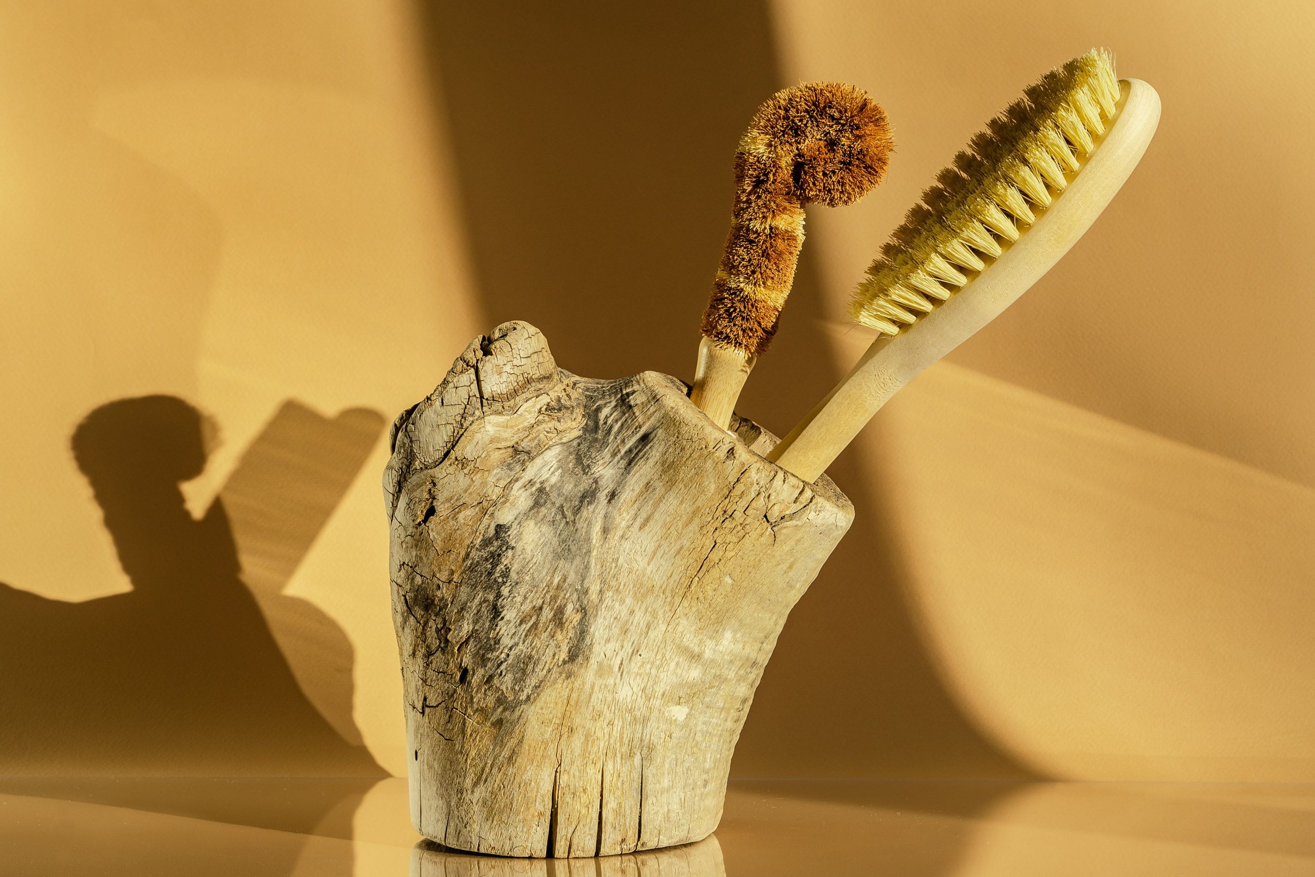 Brosses naturelles support bois ambiance chaleureuse