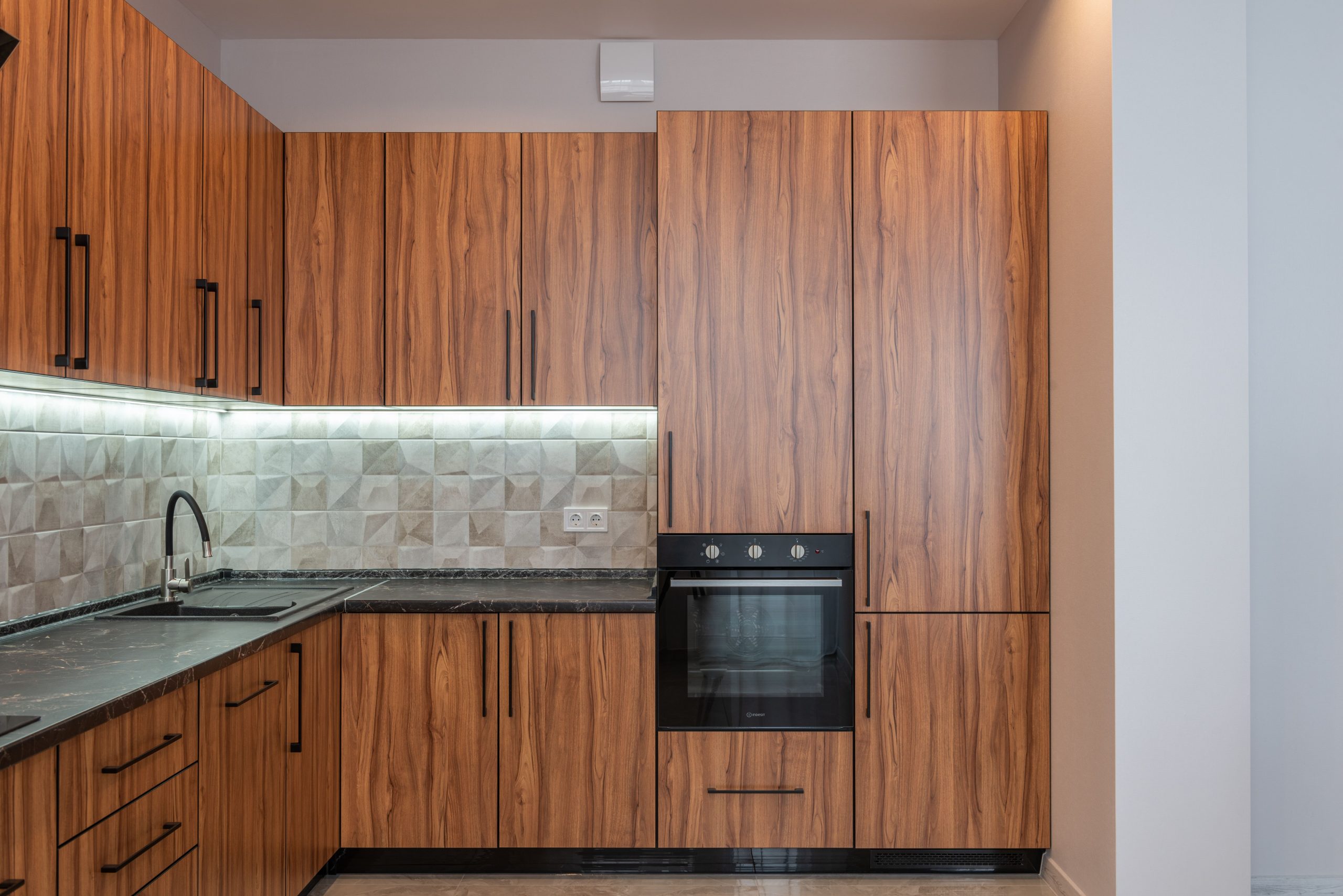 Cuisine moderne avec armoires bois et four noir contemporain