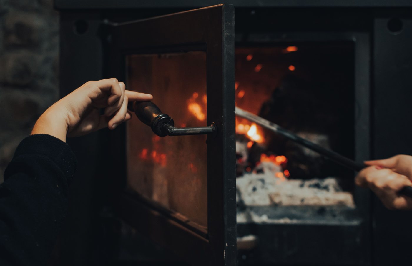 Comment nettoyer une vitre de poêle à bois sans la rayer ?