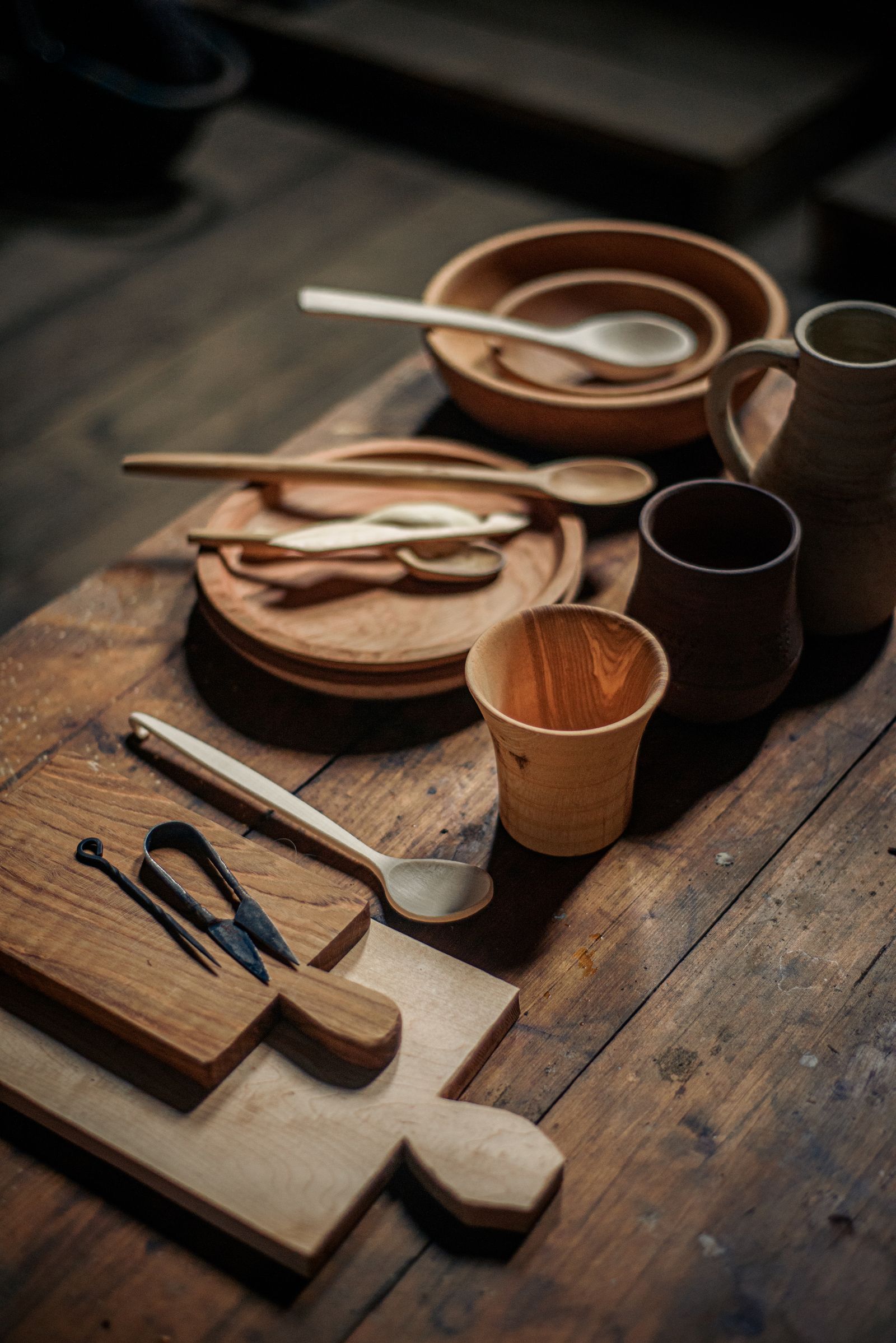 Vaisselle et ustensiles en bois sur une table ancienne