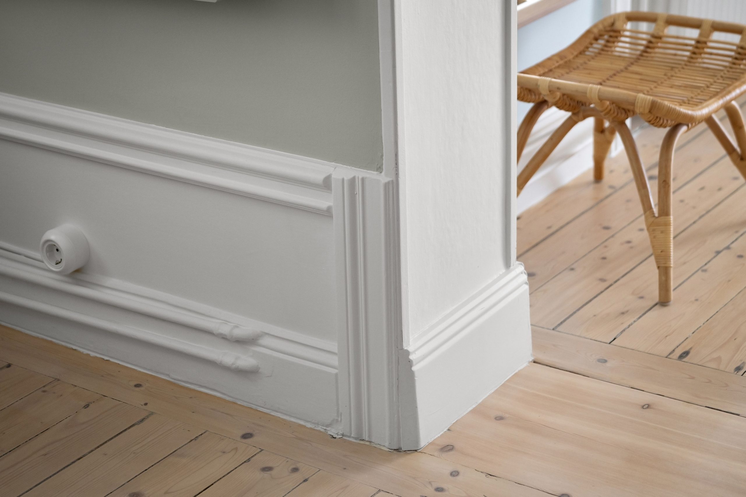 Intérieur épuré avec parquet bois et moulures